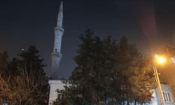Batman’da cami minaresine yıldırım düştü