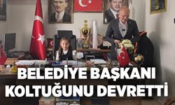 Belediye başkanı koltuğunu devretti