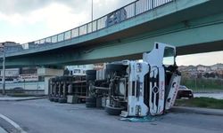 Virajı Alamayan TIR Devrildi, Trafik Durdu