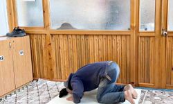 Camiyi Kirletmemek İçin Malzeme Üstünde Namaz Kıldı