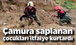 Çamura saplanan çocukları itfaiye kurtardı