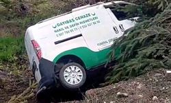 Cenaze nakil aracı şarampole uçtu: 2 yaralı