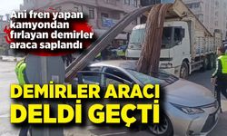 Kamyondan fırlayan demirler otomobili delip geçti