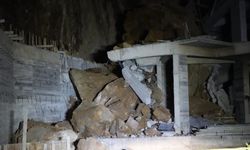 Yamaçtan kopan dev kayalar, inşaat halindeki binanın üstüne düştü