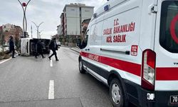 Direksiyon hakimiyetini kaybetti, refüje çarpıp devrildi