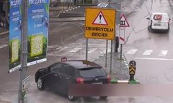 Kontrolden çıkan otomobil durakta bekleyenleri teğet geçti