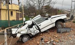 Elektrik direğine çarpan otomobil hurdaya döndü