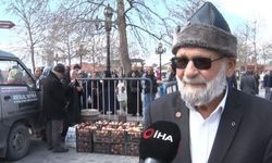 "Elmacı Dede" şehit polislerin hayrına elma dağıttı