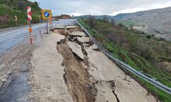Eruh kara yolunda heyelan: Yolun bir bölümü çöktü
