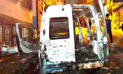 Fatih’te korkutan yangın: araç küle döndü