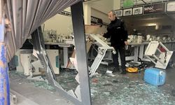 Fren yerine gaza bastı, araç dükkana daldı