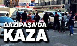 Gazipaşa Caddesi’nde kaza, trafik birbirine girdi