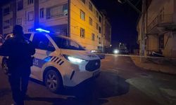 Gece Yarısı Silahlı Dehşet: Araç ve Bina Hedef Oldu