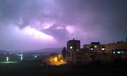 Gercüş’te şimşekler geceyi gündüze çevirdi