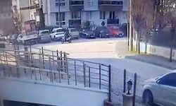 Hafif ticari araç ile motosikletin çarpıştığı kaza güvenlik kamerasına yansıdı