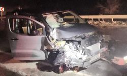 Çorum’da hafif ticari araç kamyona çarptı: 3 yaralı