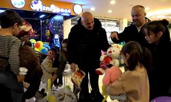 İş insanından 23 Nisan sürprizi: Çocuklara oyuncak dağıttı