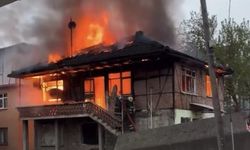 İki katlı ev alev alev: Üst kat kül oldu