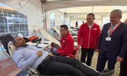 Bartın Üniversitesi’nde kan bağışına yoğun ilgi; İlk kanı rektör verdi