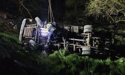 İş makinesi şarampole yuvarlandı: 1 ölü, 1 yaralı