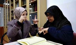 İşitme engelli kadınlar işaret diliyle Kur’an öğreniyor