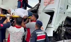 Tır OSB giriş kapısına çarptı, sürücü kabinde sıkıştı