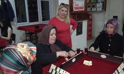 Evde sıkılan kadınlar kıraathaneye gelip masa oyunlarıyla stres atıyor