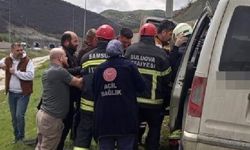 Kamyonet bariyerlere çarptı: 5 yaralı