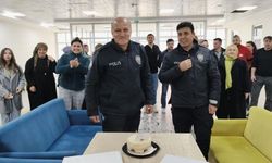 Polisleri "olay var" diyerek çağırdılar, pasta sürprizi yaptılar