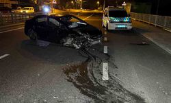 Köprüde feci kaza! Araç korkuluklara çarptı