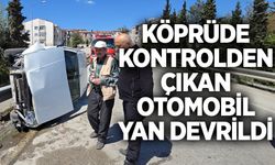 Köprüde kontrolden çıkan otomobil yan devrildi