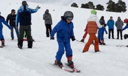 Nisan’da 2 Metre Kar: Çocuklar Kayak Öğreniyor