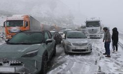 Nisan ayında kış geri geldi: Erzincan-Sivas kara yolu kar nedeniyle ulaşıma kapandı