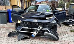 Otomobil aydınlatma direğine çarptı: 1 yaralı