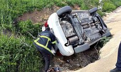 Otomobil yol kenarına devrildi: 5 kişi yaralandı