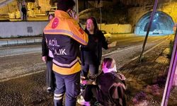 Otomobille çarpışan motosikletteki çift yaralandı