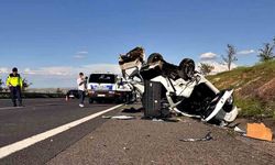 Hafif ticari araç otomobille çarpıştı: 3 ölü, 5 yaralı