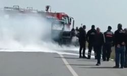 Seyir halindeki iş makinesi alevlere teslim oldu