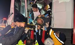 Kamyon tıra çarptı, sürücü kabinde sıkıştı: Ekipler zamanla yarıştı