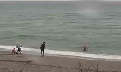 Soğuk ve yağmur altında denize girdiler