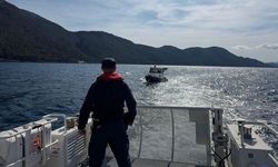 Kuşadası açıklarında sürüklenen teknede 2 kişi kurtarıldı