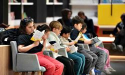 Çocuklar "Telefonu Bırak, Kitaba Sarıl" çağrısına kulak veriyor