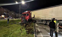 Tır refüje girdi: Facianın eşiğinden dönüldü