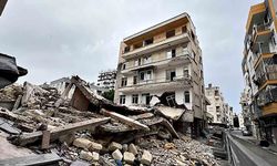 Yıkımda zarar gören binanın sakinleri: "Müteahhide ulaşamıyoruz"