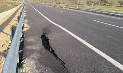 Yeni yapılan yolda çatlak ve göçükler oluştu
