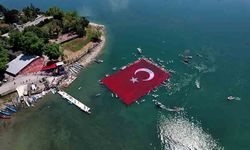 Tüyleri diken diken eden görsel şölen: Bin  923 metrekarelik dev bayrak açıldı