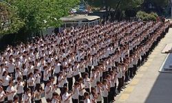 537 Öğrenciden Dev Kaşık Oyunu Gösterisi
