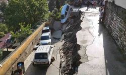 Hatay’da Yol Çöktü! 5 Araç Çukura Saplandı