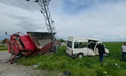Aksaray'da minibüs ile kamyonet çarpıştı: 5 yaralı
