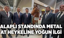 Alaplı standında metal at heykeline yoğun ilgi